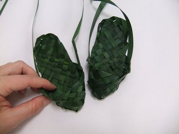 Finish off the other slipper until you only have four strands of dangling leaves left Finish off the other slipper until you only have four strands of dangling leaves left