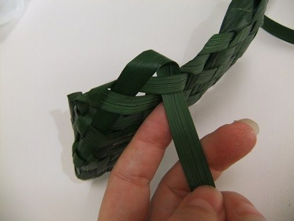 Fold the leaf over to the sole Fold the leaf over to the sole
