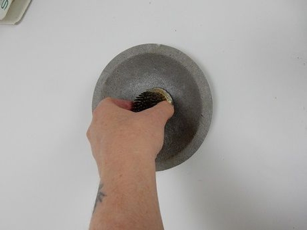 Grasp the Kenzan firmly Grasp the Kenzan firmly