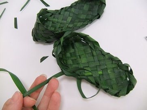 Knot the two leaves to finish it securely Knot the two leaves to finish it securely