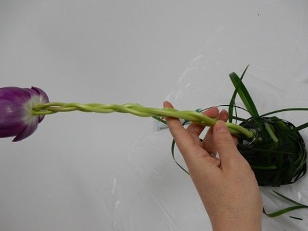 Place the stems deeply into a water filled container to recondition Place the stems deeply into a water filled container to recondition