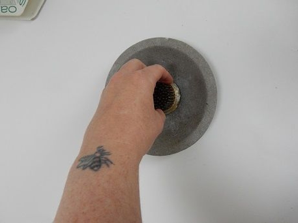 Press the Kenzan down to stick to the shallow design container. Press the Kenzan down to stick to the shallow design container.