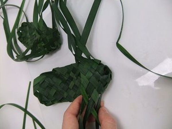 This shapes the toe of the woven slipper This shapes the toe of the woven slipper