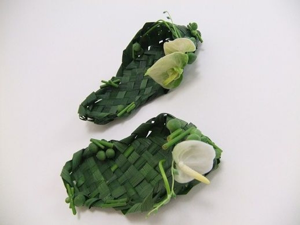 Weaving foliage shoes. Weaving foliage shoes.