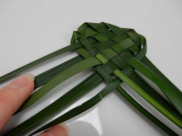Wiggle the leaves to gradually pull it tighter Wiggle the leaves to gradually pull it tighter