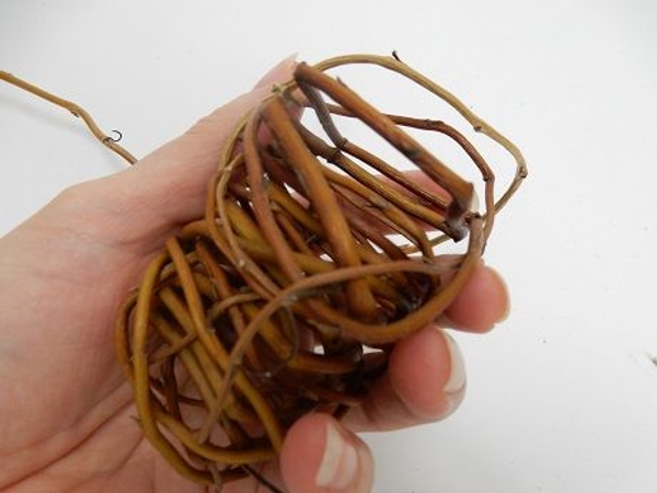 Keep the shape natural by overlapping the twigs and threading it through Keep the shape natural by overlapping the twigs and threading it through