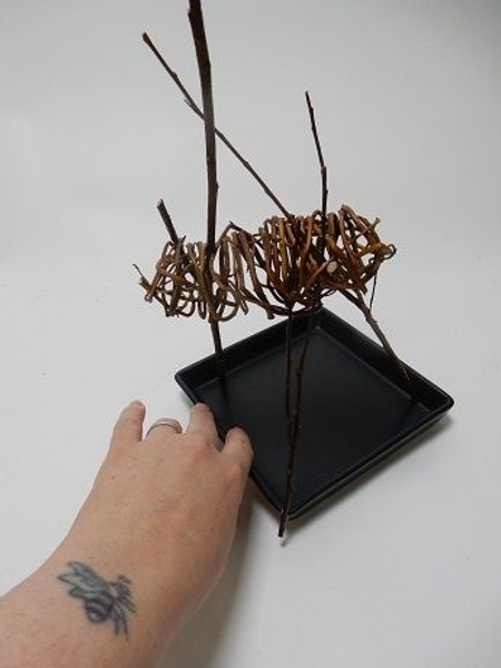 Push a third forked twig through the willow tubes to perfectly balande the armature in an upright position Push a third forked twig through the willow tubes to perfectly balande the armature in an upright position