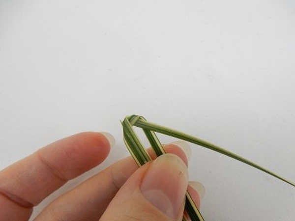 Simply fold the next blade under the first. Simply fold the next blade under the first.