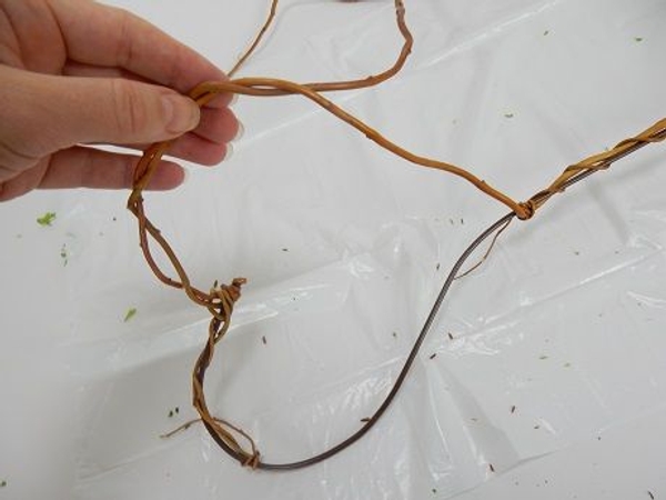 Weave the rest of the willow stem to wrap around the other side of the heart Weave the rest of the willow stem to wrap around the other side of the heart