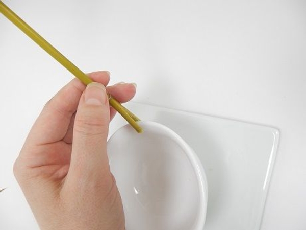 Slip the bamboo over the edge of the container Slip the bamboo over the edge of the container