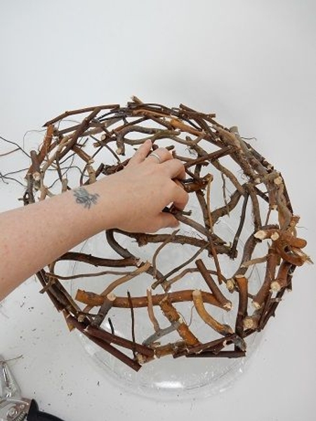 Before removing the twig armature from the container wiggle the twigs Before removing the twig armature from the container wiggle the twigs