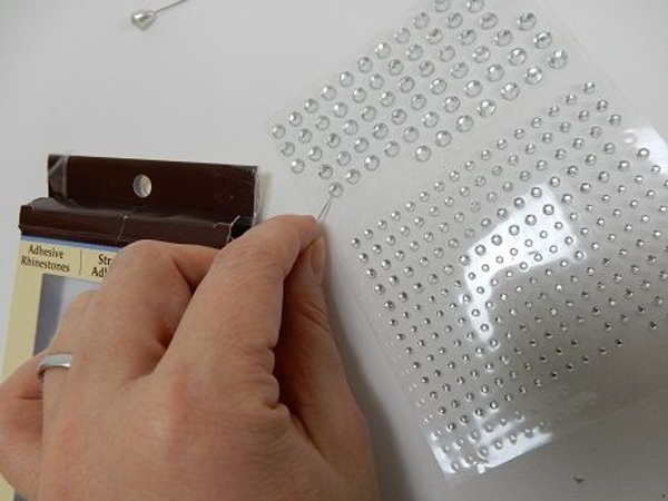 Simply press the pin under the crystal so that the glue part sticks to the pin Simply press the pin under the crystal so that the glue part sticks to the pin