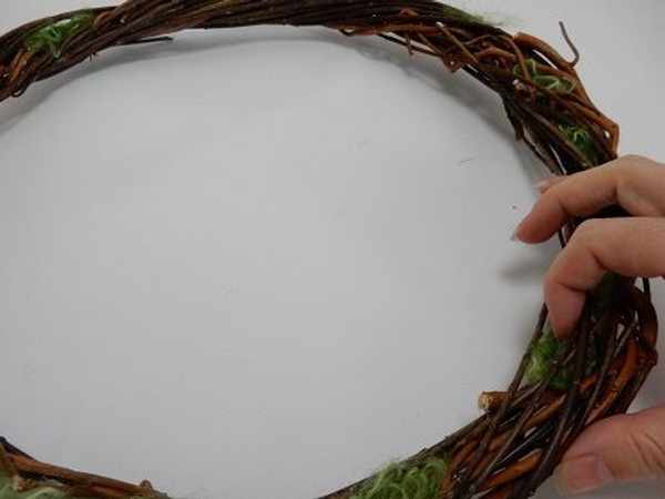 Soften the overall look of the wreath by filling the gaps with wool Soften the overall look of the wreath by filling the gaps with wool