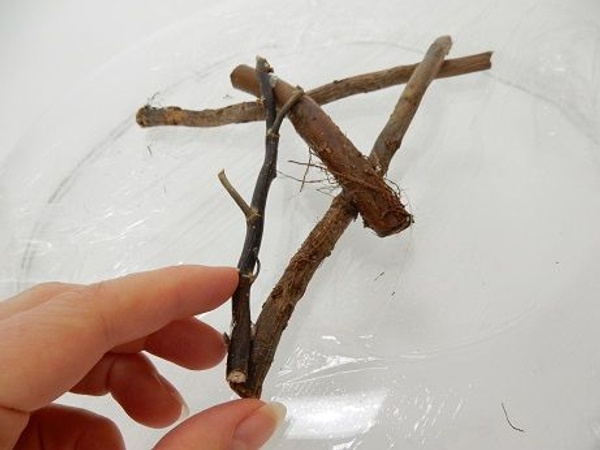 Try to let each twig connect at three places with another twig Try to let each twig connect at three places with another twig