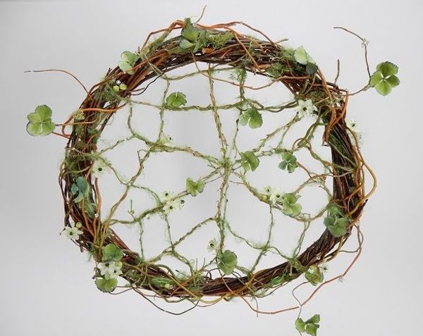Weave a willow wreath to weave the dream-catcher on Weave a willow wreath to weave the dream-catcher on
