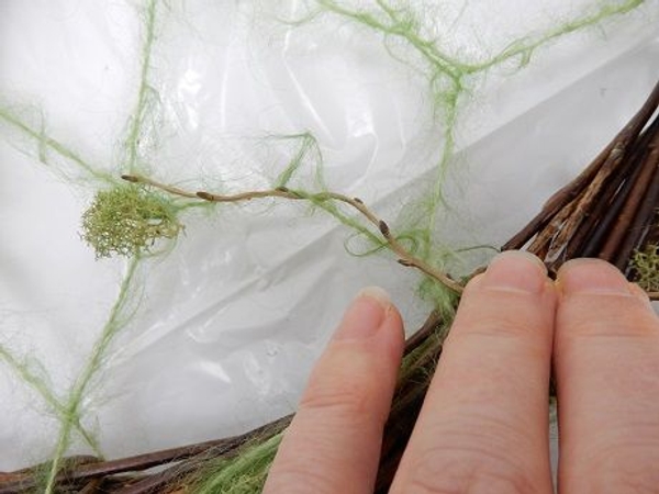 Weave in thin willow stems following the wool pattern Weave in thin willow stems following the wool pattern