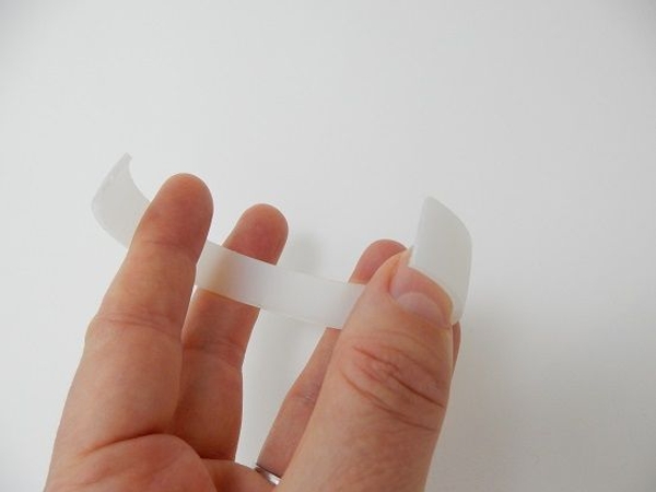 Bend the white loop to open up a bit more until it comfortably fit around your wrist. Bend the white loop to open up a bit more until it comfortably fit around your wrist.