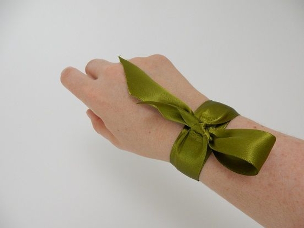 Fit the bracelet and adjust if need be Fit the bracelet and adjust if need be