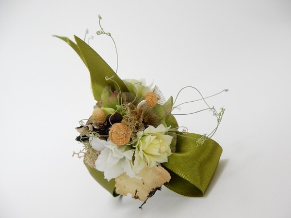 Kalanchoe, dried mushrooms, dried hydrangea, scabiosa, lichen, moss and sweet pea tendrils wrist corsage