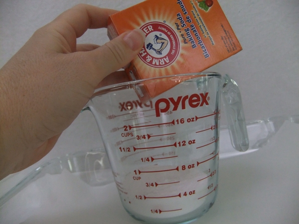 Measure out 3/4 cup of the baking soda. Measure out 3/4 cup of the baking soda.