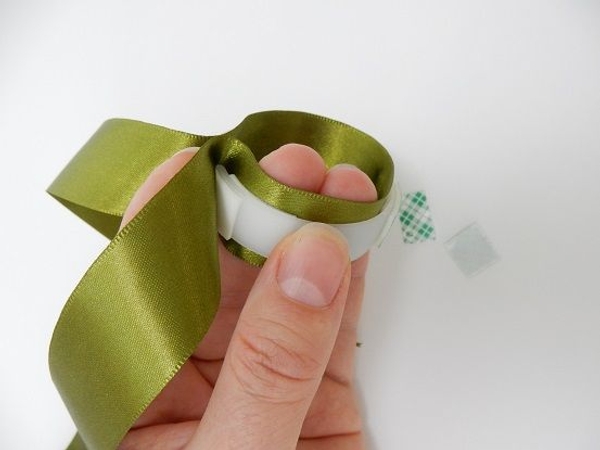 Move out gluing the ribbon to the loop around the open edges Move out gluing the ribbon to the loop around the open edges