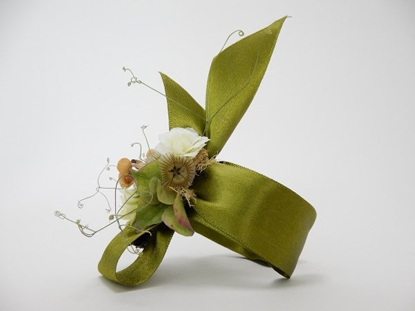 Scabiosa Pod, sweet pea tendrils and dried hydrangea