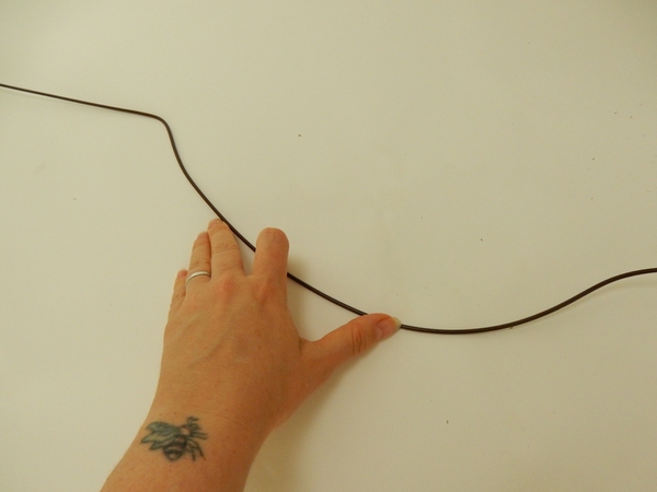 Start to shape the frame of the pod with sturdy wire. Start to shape the frame of the pod with sturdy wire.