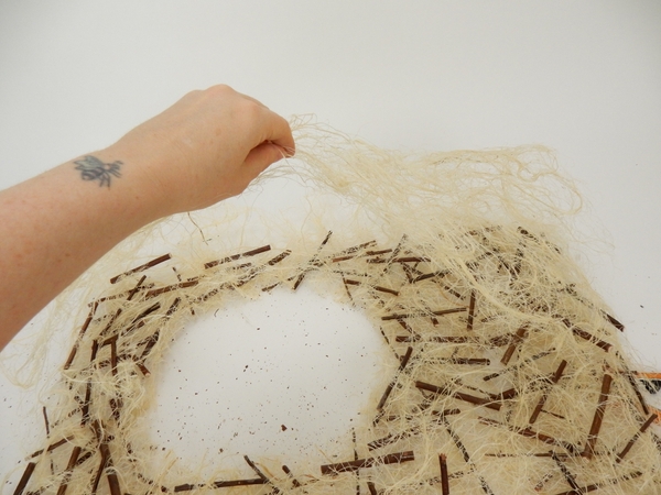 Fold over the last layer of sisal. Fold over the last layer of sisal.