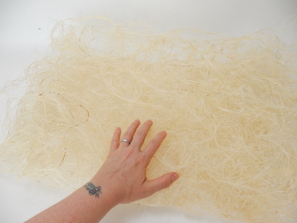 Fold the sisal in four and press flat Fold the sisal in four and press flat