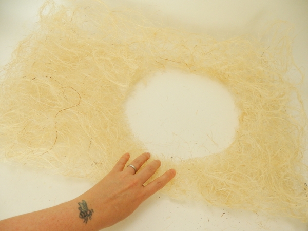 Place the sisal armature on a flat working surface Place the sisal armature on a flat working surface