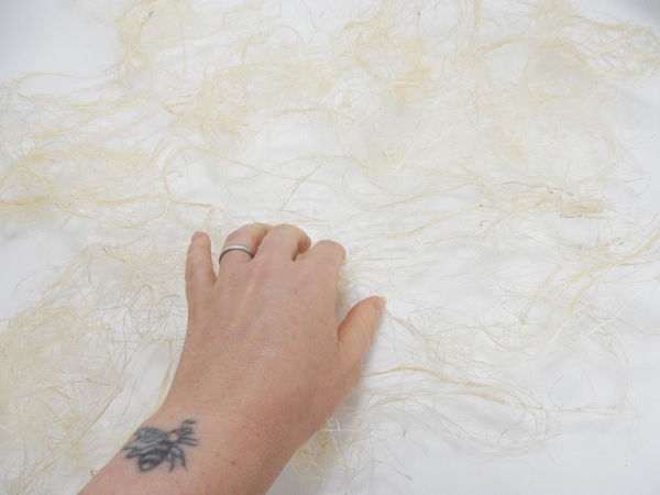 Use wood glue and sisal to make a large sisal mat Use wood glue and sisal to make a large sisal mat