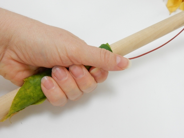 Glue the leaf with a small drop of floral adhesive Glue the leaf with a small drop of floral adhesive