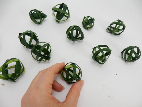 Make all the grass bubbles to make sure you can carefully position it in the glass container Make all the grass bubbles to make sure you can carefully position it in the glass container