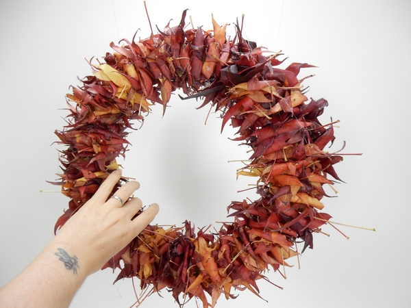 Set the wreath aside so that the leaves can dry. Set the wreath aside so that the leaves can dry.