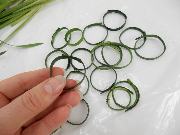 The bubbles are made up of several grass rings The bubbles are made up of several grass rings