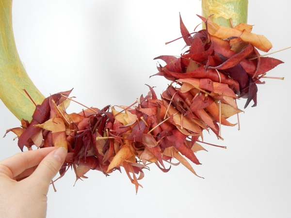 Wiggle a few rolled leaves between the glued ones to create a completly random pattern Wiggle a few rolled leaves between the glued ones to create a completly random pattern