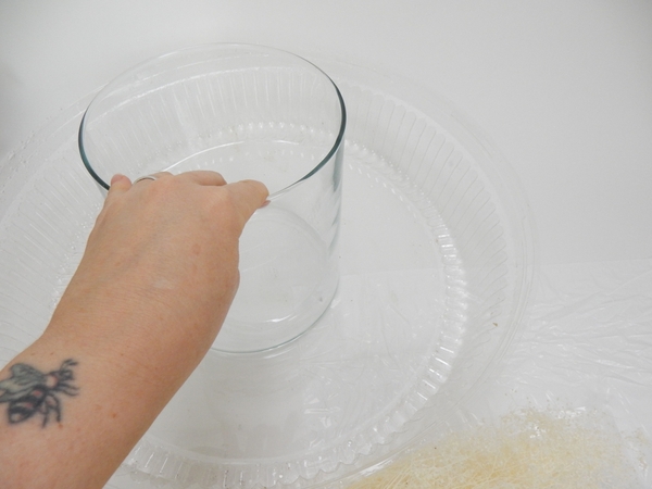 Measure out two containers for your wreath.jpg Measure out two containers for your wreath.jpg