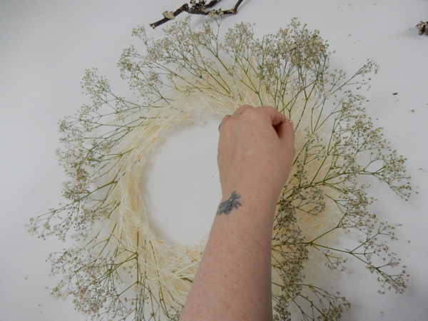 Start with the outline to create the size wreath you require
