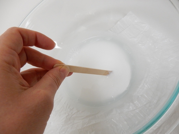 Thin the glue with water and stir well Thin the glue with water and stir well