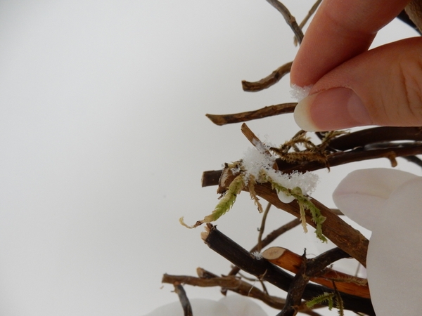 Glue in a sprinkling of artificial snow. Glue in a sprinkling of artificial snow.