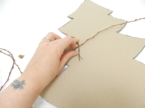 Wrap the ivy vine around the cardboard Wrap the ivy vine around the cardboard
