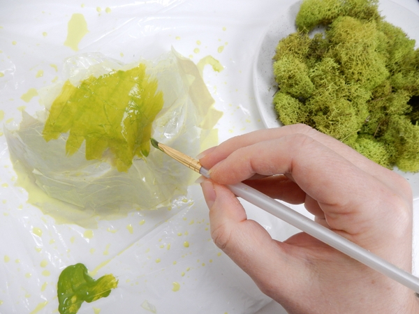 Paint the paper mask moss green Paint the paper mask moss green