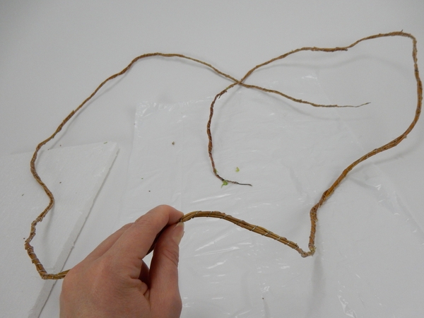 Find the middle point of a willow twig garland. Find the middle point of a willow twig garland.
