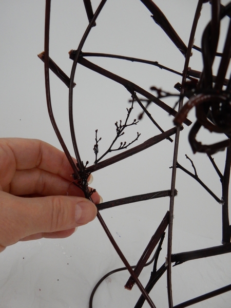 Glue the Stillingia stems into the armature Glue the Stillingia stems into the armature