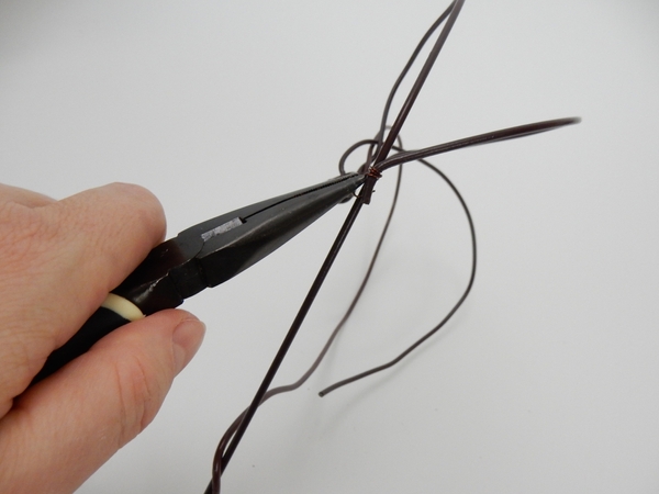 Secure the wire at the binding point Secure the wire at the binding point