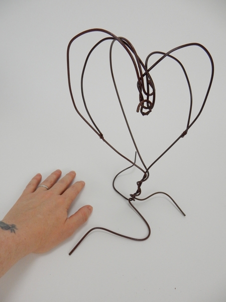 Twist the wire to the back and balance the wire armature to stand freely. Twist the wire to the back and balance the wire armature to stand freely.