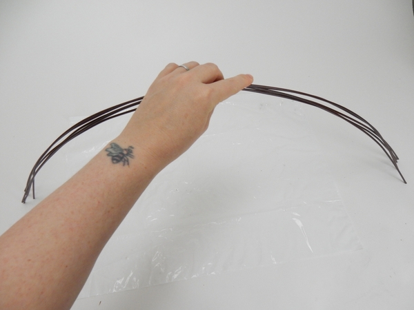 Cut 5 lengths of sturdy wire to curve for your parasol shape. Cut 5 lengths of sturdy wire to curve for your parasol shape.