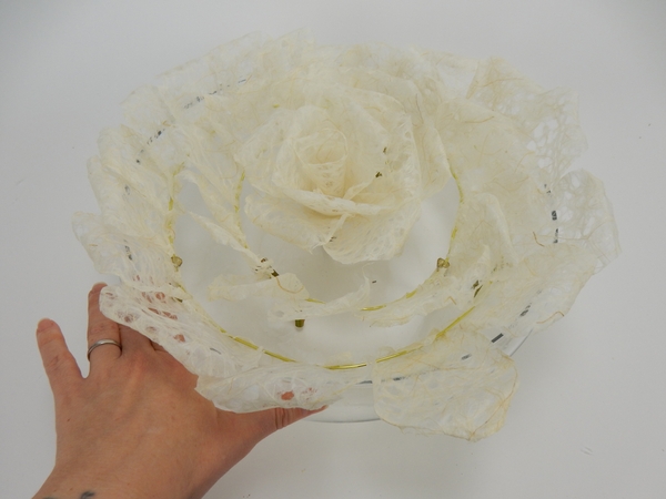 Glue petals to the spiralling out to cover the wire. Glue petals to the spiralling out to cover the wire.