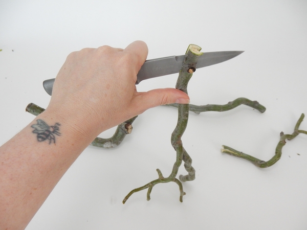 Press the knife to let the split run Press the knife to let the split run