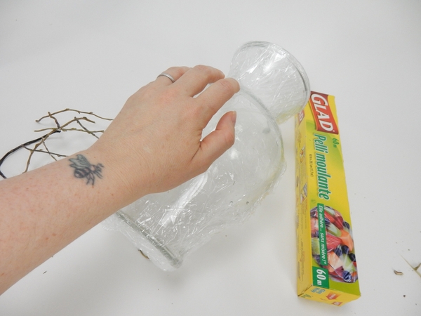 Cover a glass vase with cling wrap Cover a glass vase with cling wrap